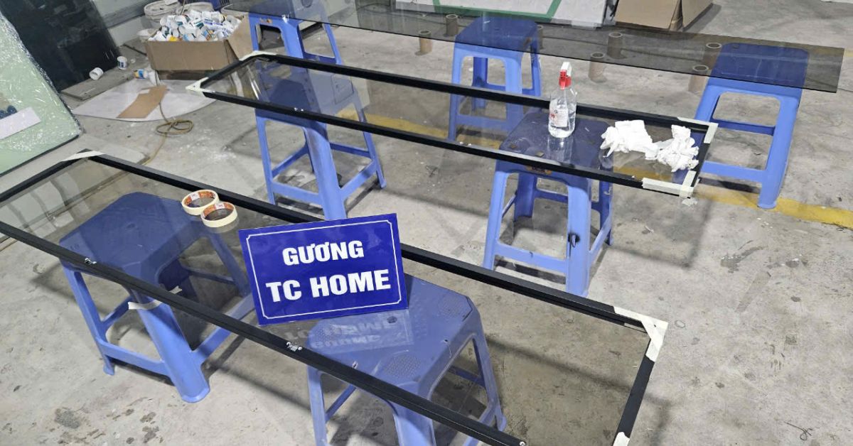 tủ quần áo cánh kính trượt.